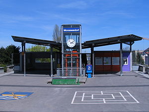 Canopy-covered entrance to below-level platforms