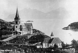 The new, larger church in 1900 before the old, smaller church (foreground) was torn down.