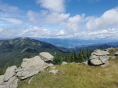 Blick vom Gipfel nach Nordost, links das Roßeck, rechts im Hintergrund Bruck an der Mur.