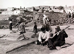 Âşık Veysel (bağlama çalarken)