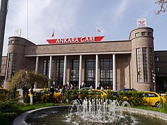 Şekip Akalın tarafından tasarlanan ve 1937’de kullanıma açılan Ankara Garı döneminin mimari arayışlarının bazılarının yansıtıldığı bir örnektir.