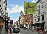 De Zuidzandstraat, met op de achtergrond de toren van de Sint-Salvatorskathedraal