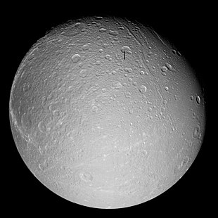 Dione, Mosaikbild der Raumsonde Cassini, aufgenommen am 11. Oktober 2005 beim bis dahin dichtesten Vorbeiflug der Sonde; Entfernung im Bereich von 27.180 bis 55.280 km