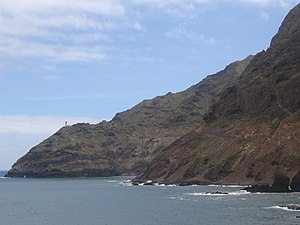 Der Leuchtturm Farol de Fontes Pereira de Melo vom Meer aus gesehen.