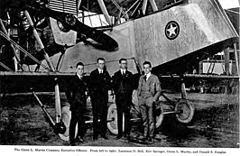 De eerste bommenwerper, de MB-1, met Glenn Martin (2e van rechts) op de voorgrond.