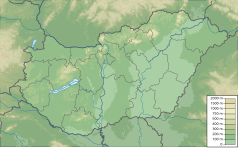 Mapa konturowa Węgier, po lewej nieco na dole znajduje się owalna plamka nieco zaostrzona i wystająca na lewo w swoim dolnym rogu z opisem „Mały Balaton”