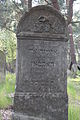 Zedaka-Box auf jüdischem Grabstein (Eliezer Ari). Jüdischer Friedhof Otwock, Polen.