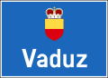 Ortstafeln an vortrittsberechtigten Hauptstrassen sind in weisser Schrift auf blauem Hintergrund (Liechtenstein)