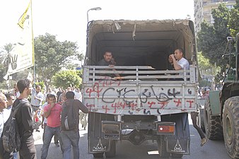 Ein Militärfahrzeug fährt durch den Anti-Putsch-Protest.[143]