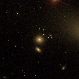 NGC 4842A (boven)