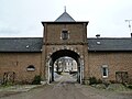 Poortgebouw met zicht naar het kasteel