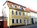 Wohnhaus in halboffener Bebauung und Scheune im Hof