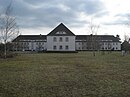 Ehemaliges SS-Truppenlager bestehend aus Inspektion der Konzentrationslager („T-Gebäude“), Garagen, Politische Hauptabteilung/Waffenmeisterei, Waffenkammer, Funkstation, Werkstätten, Garage, Fahrzeughalle, Pferdestall/Reithalle, Trafostation, Krankenrevier, Mannschaftsunterkünften, Wirtschaftsgebäuden, so genanntem Bunker, zwei Torhäusern, Werkstatt, Bad/Heizhaus sowie „Villa Eicke“ mit Garten und Einfriedung