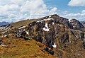 Blick vom Càrn Ghluasaid nach Westen zum Gipfel des Sgùrr nan Conbhairean, im Vordergrund der Vorgipfel Creag a’ Chaorainn und dessen felsige Nordseite