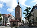 Namensgebender Turm mit Zugang zum U-Bahnhof