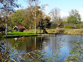 Het Molengat met tjasker in Giethoorn gezien vanaf de Kerkweg