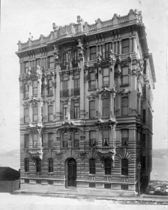 Apartmanın ön cephesinden bir görünüm (1900'ler)