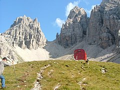 Bivacco Perugini mit der Forcella Val Montanaia (2333 m)