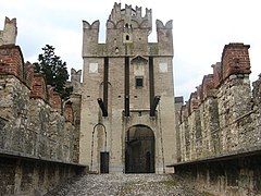 Südliches Burgtor mit Zugbrücke und Zugbrückenvorbau