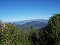 In primo piano i cascinali della Costa di Gargnano e il monte Denervo, in lontananza il monte Baldo