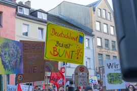 Plakate auf der Demonstration in Hof (Saale) am 27. Januar 2024