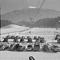 Verschneiter Autoparkplatz in Igls, Österreich, 1960