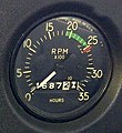 Cessna 152 RPM saati. Saat üzerindeki pencere motorun toplam uçuş saatini göstermektedir.