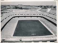Santiago Bernabéu im November 1955 mit der erweiterten Osttribüne (rechts)