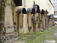 Gesandtenfriedhof, mit Epitaphen an der Südseite der Kirche