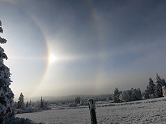 Rechte Nebensonne, 22°-Ring, 46°-Ring, Horizontalkreis und rechte Tapes-Bögen bei Altenberg am 25. Januar 2014