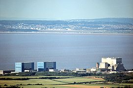 Links die beiden Reaktoren von Hinkley Point A, rechts Hinkley Point B