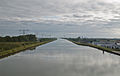 Der Julianakanal zwischen Ohé en Laak und Echt, im Hintergrund die Clauscentrale in Maasbracht