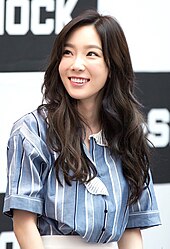 Koyu şaç rengi ile Taeyeon