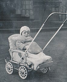 Kleinkind Mädchen im Kinderwagen Modell Sportwagen im Jahr 1939