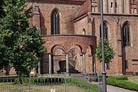 Soldatendenkmal im Süden der Kirche