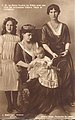 Η Σοφία (43 χρονών) και οι τρεις κόρες της το 1913. Στην αγκαλιά της η 6μηνών Αικατερίνη, αριστερά η Ειρήνη (9 ετών) και δεξιά η Ελένη (17 ετών).