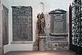 Christophorus-Skulptur, Grabplatten (rechts die der Äbtissin Anna Adriana Wolff von Metternich zur Gracht)