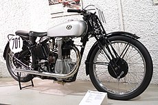 Moore's NSU SS 500 leek wel erg veel op de Norton CS1, inclusief het garden gate frame. De Britten noemden NSU hierna spottend "Norton Spareparts Used".