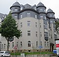 Mietshaus in geschlossener Bebauung in Ecklage mit Vorgarten