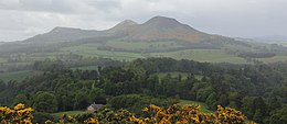 zicht op de drie pieken van Eildon Hills