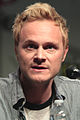 David Anders interpreta John Gilbert.