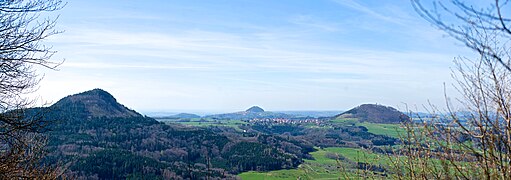 Albtrauf der Östlichen Schwäbischen Alb: Blick vom Hornberg auf die Drei Kaiserberge Stuifen (757 m), Hohenstaufen (684 m) und Rechberg (708 m Höhe).