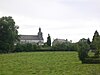 Kerk Saint-Pierre en de muur van de begraafplaats en het ensemble van de directe omgeving