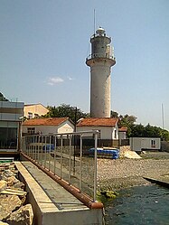 Leuchtturm mit Wärterhaus davor