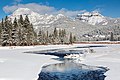 Schnee am Soda Butte Creek im Yellowstone-Nationalpark, im Hintergrund Amphitheater Mountain und Abiathar Peak