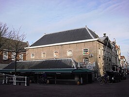 Zijkant van de Koornbeurs, met de naastgelegen viswinkel "De Visbanken".