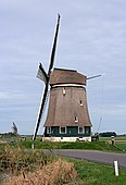 De vrij plompe Ambachtsmolen (binnenkruier)