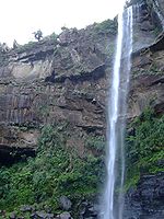 Pinaisara-no-taki: Waterval in het noorden van het eiland.