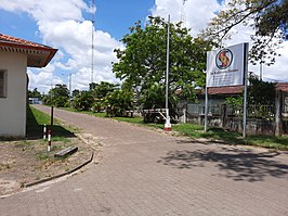 Oprit, naast de Surinaamse Voetbal Bond