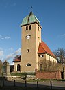 Dorfkirche mit Einfriedung und Kriegerdenkmal